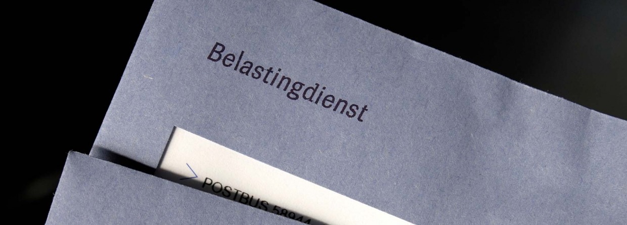 Twee blauwe enveloppen van de Belastingdienst