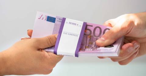 Krediet: Stapel geld wordt overhandigd